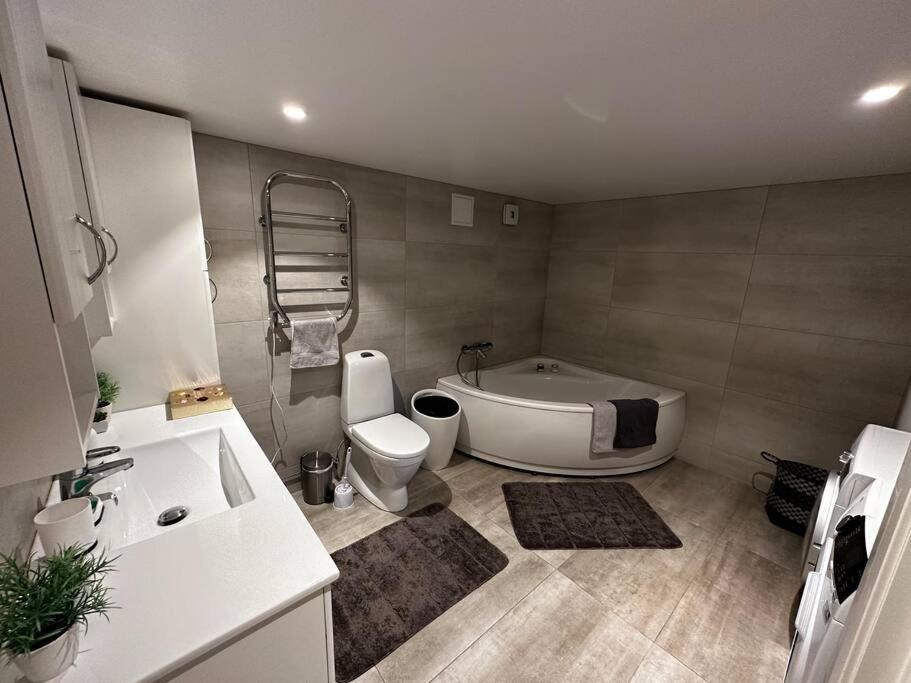 Basement Apartment With Parking Ålesund Εξωτερικό φωτογραφία